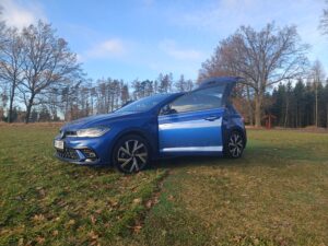 Volkswagen Polo R-Line - otevřené přední dveře