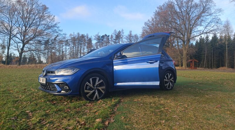 Volkswagen Polo R-Line - otevřené přední dveře