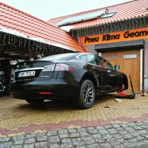 Tesla Model S Performance - přezouvání pneumatik