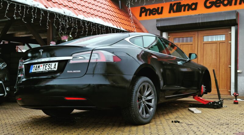 Tesla Model S Performance - přezouvání pneumatik
