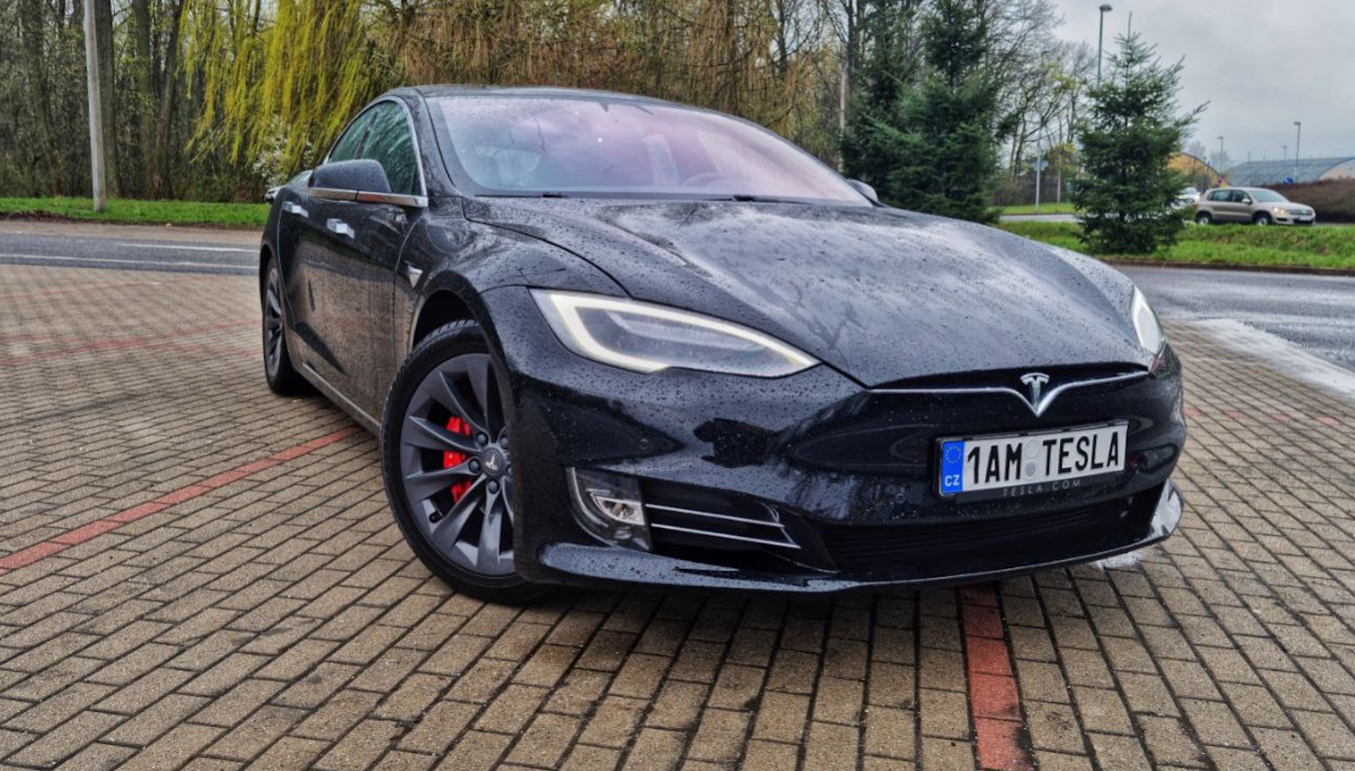 Tesla Model S Performance - úsporně (náhled)