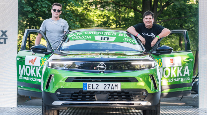 Opel Mokka-e na cílové rampě Czech New Energies Rally