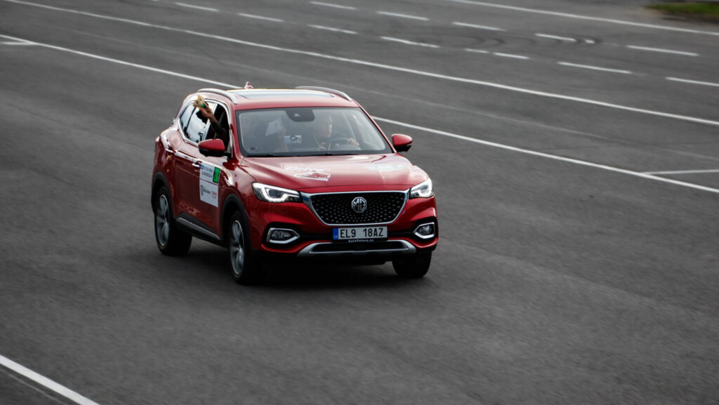 MG EHS PHEV na okruhu Sosnová