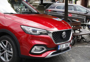 MG EHS PHEV před startem v České Lípě