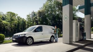 Volkswagen Caddy Cargo TGI u plnicí stanice na CNG