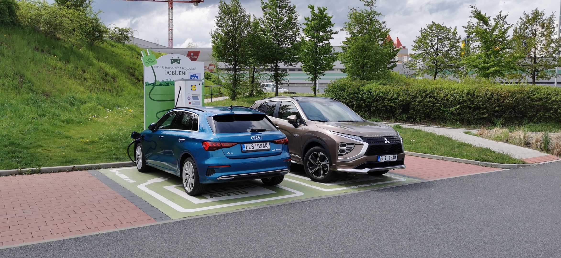 Elektromobil Mazda MX-30 a plug-in hybrid Mitsubishi Eclipse Cross