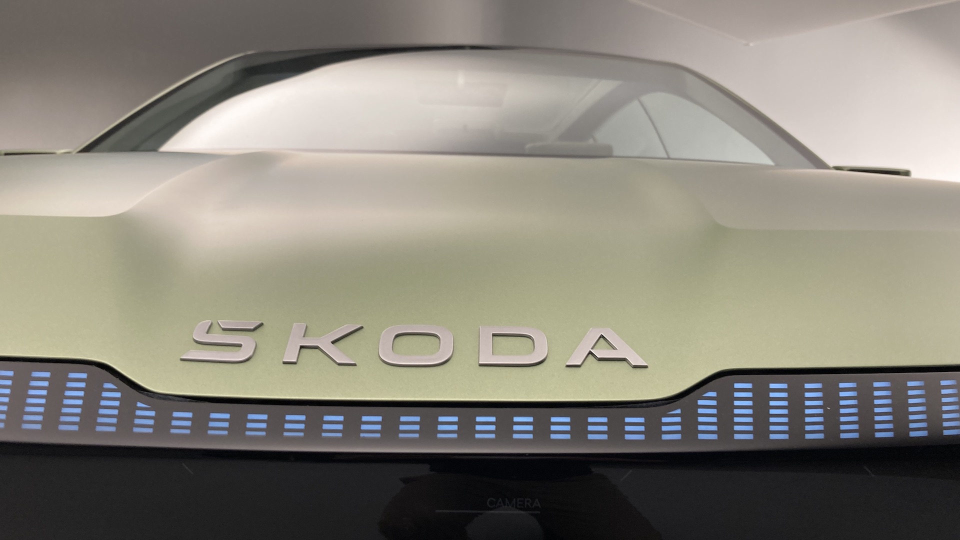 Sedmimístný elektromobil Škoda Vision 7S - logo na kapotě