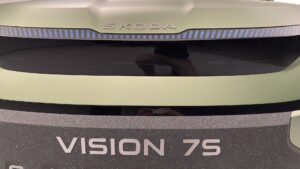 Sedmimístný elektromobil Škoda Vision 7S - logo na kapotě a označení studie