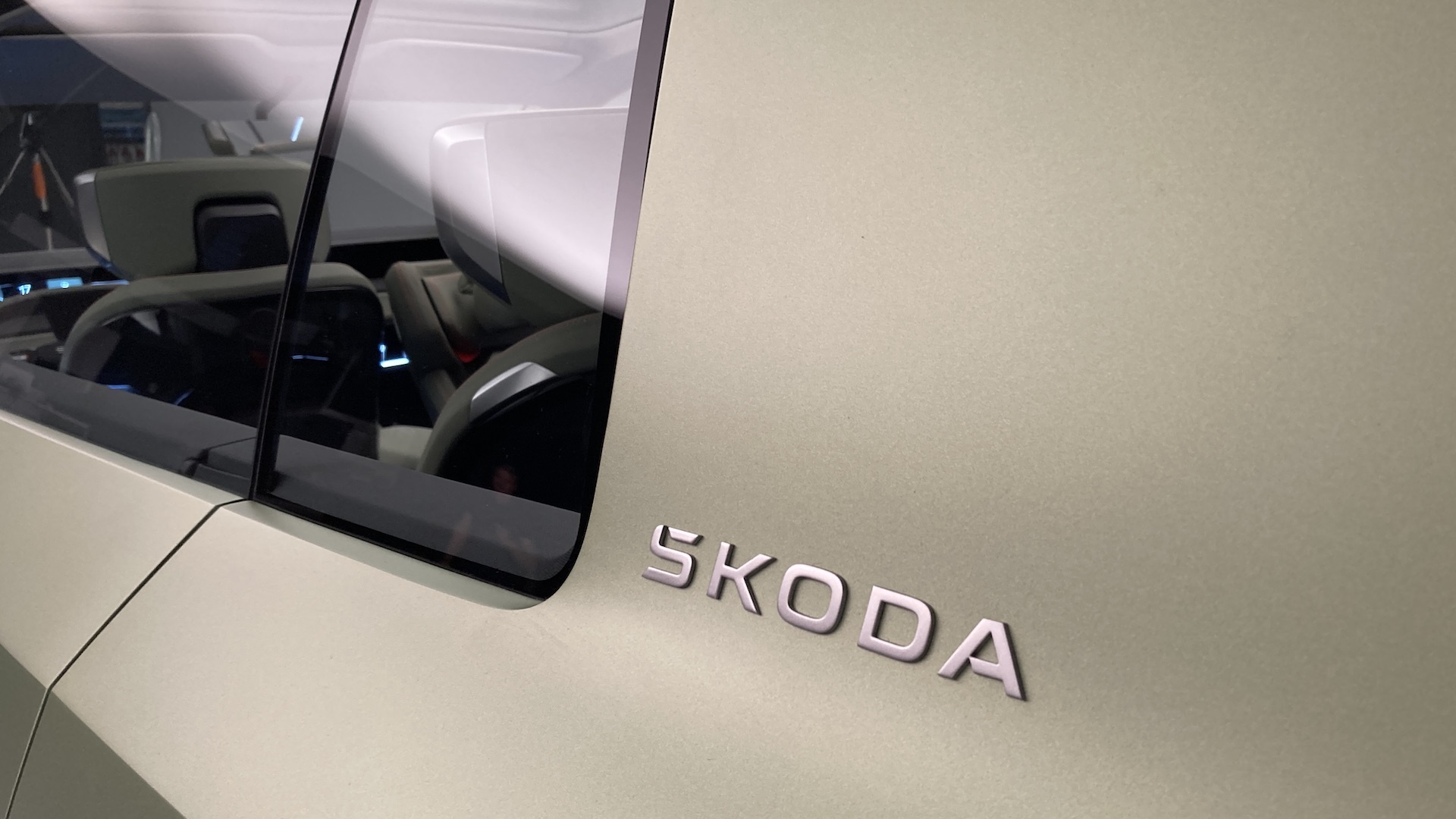 Sedmimístný elektromobil Škoda Vision 7S - logo na zadním sloupku