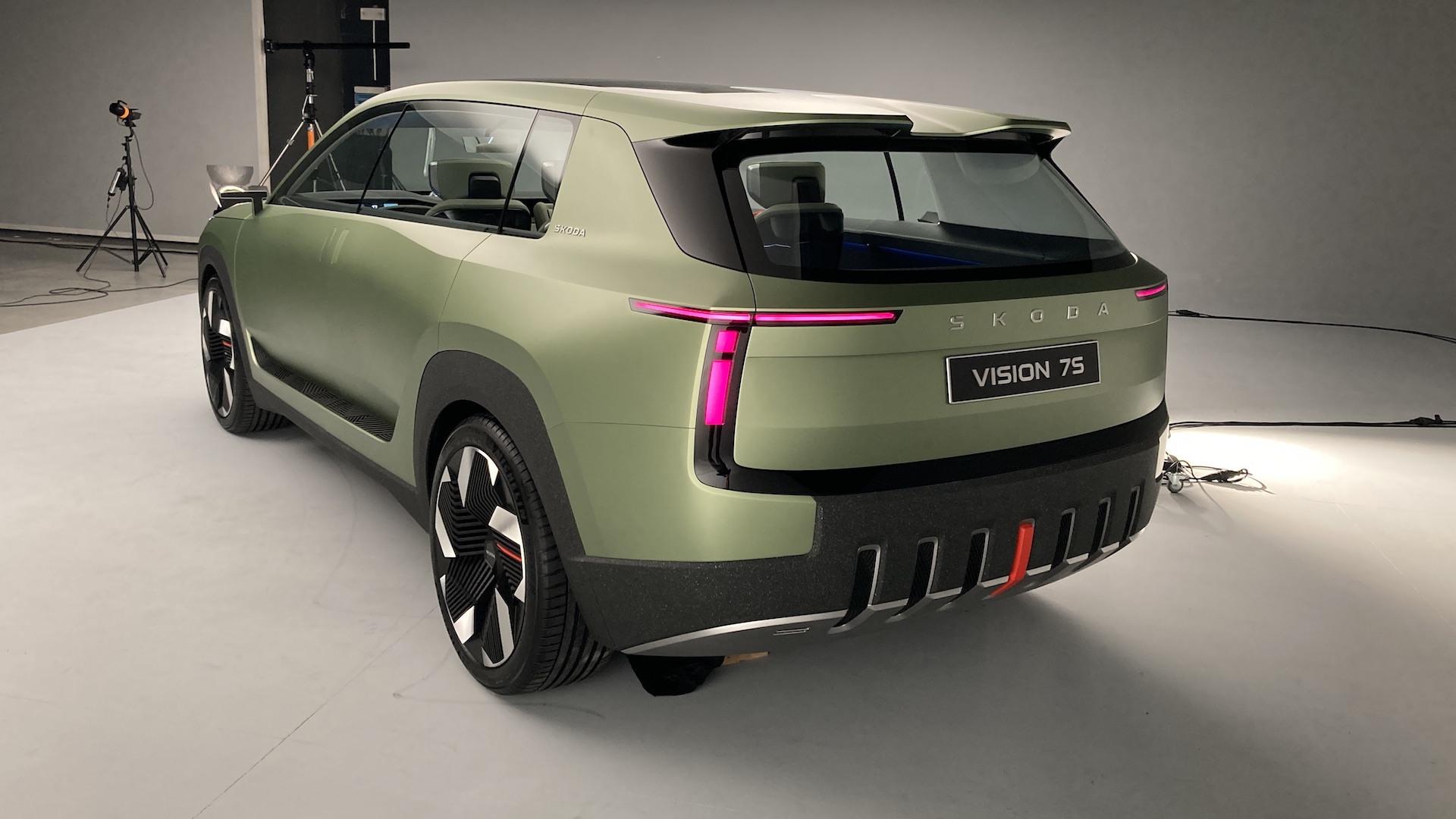 Sedmimístný elektromobil Škoda Vision 7S - zezadu