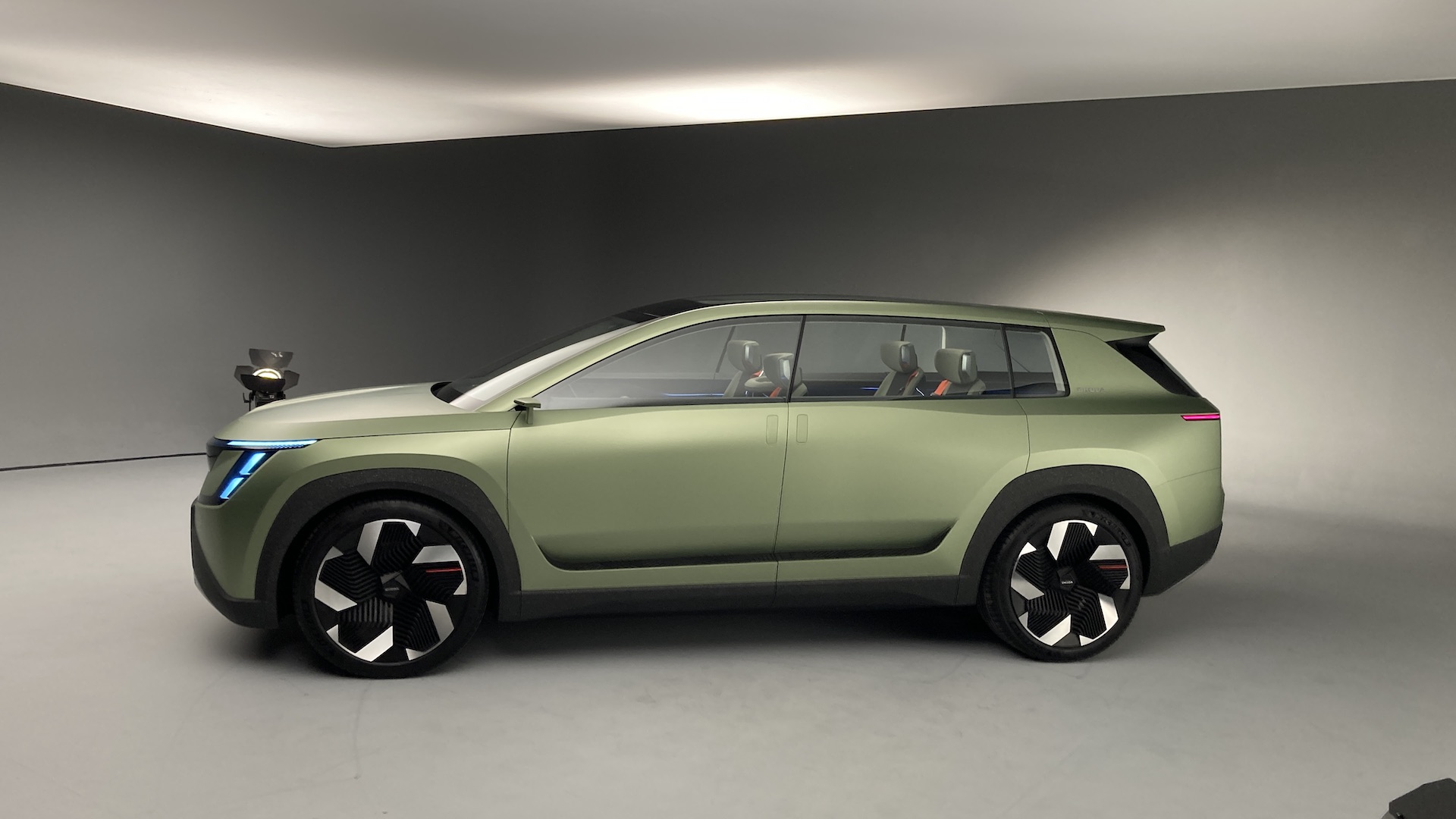 Sedmimístný elektromobil Škoda Vision 7S - zezadu