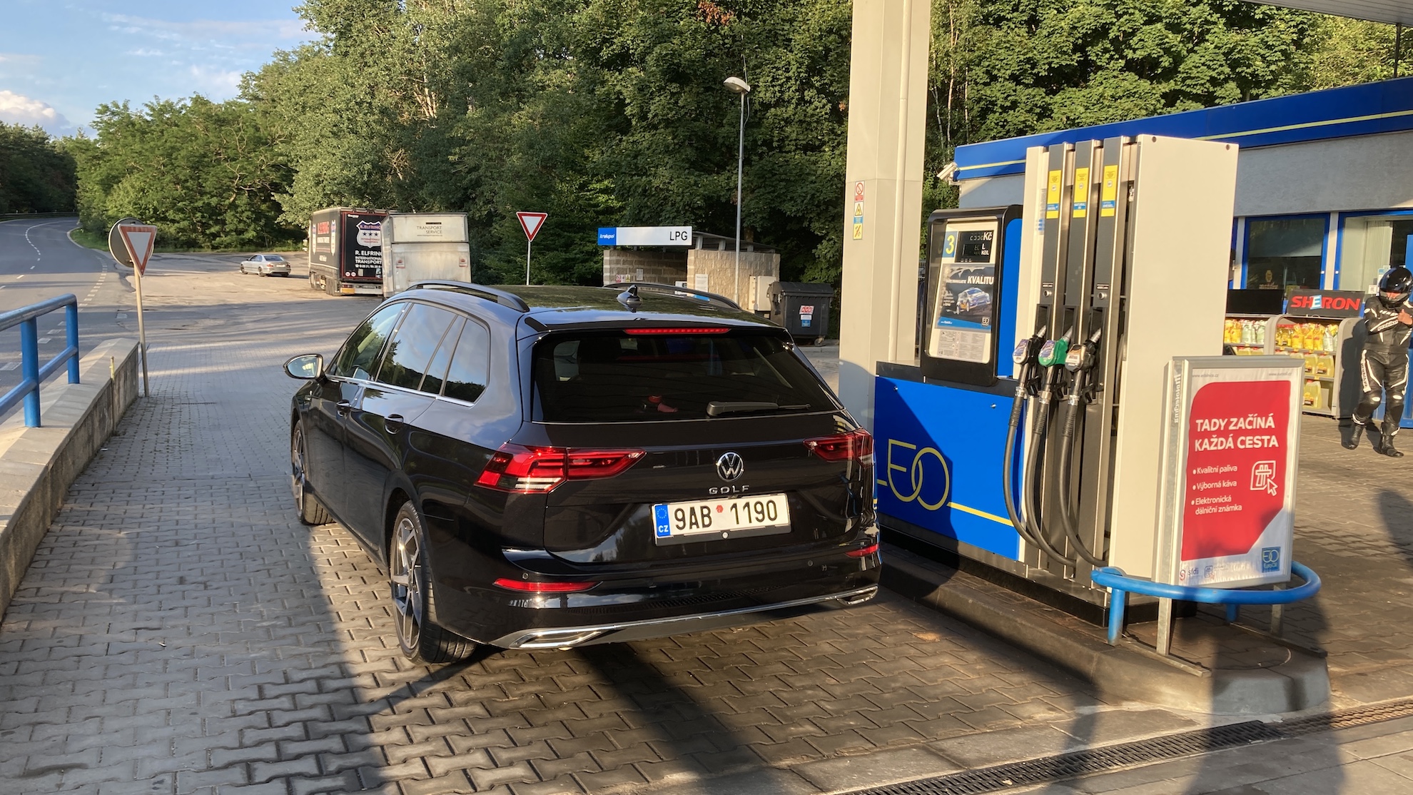 Volkswagen Golf 1.5 TSI Variant u čerpací stanice zezadu