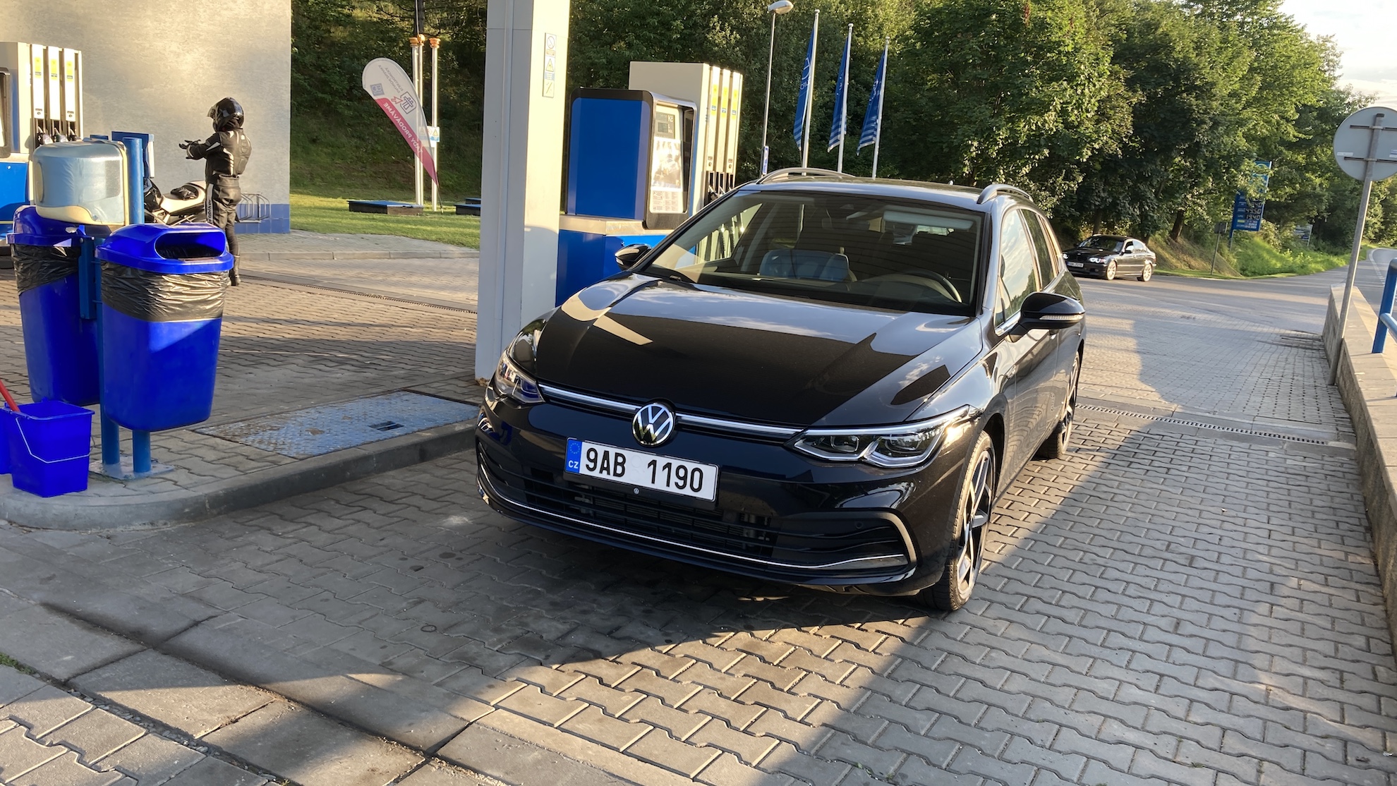 Volkswagen Golf 1.5 TSI Variant u čerpací stanice zepředu