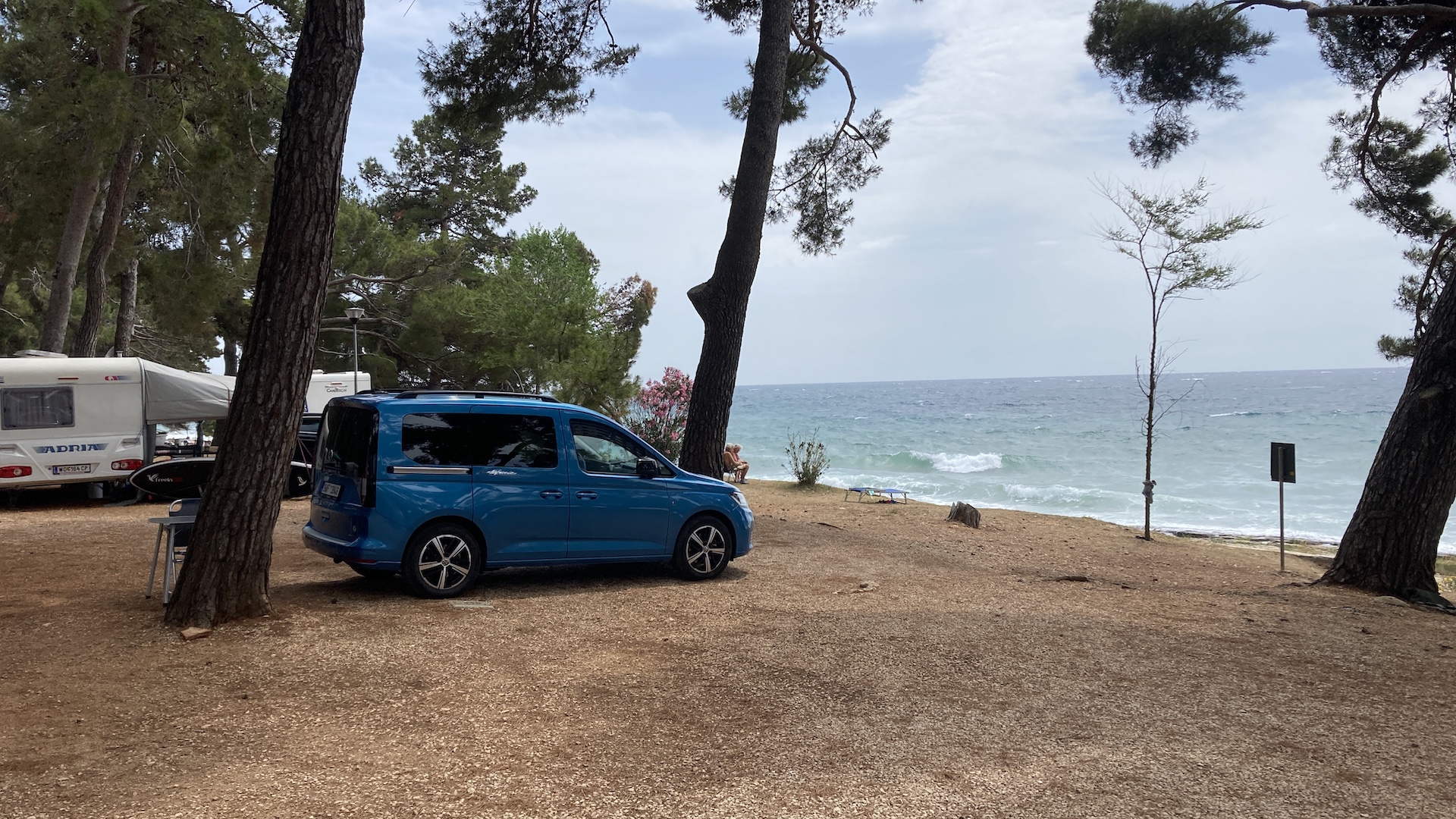 Volkswagen Caddy California zezadu, u moře v Chorvatsku