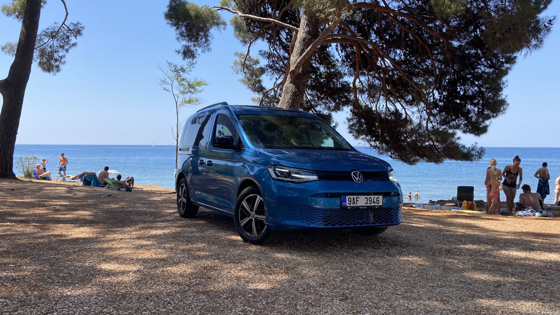 Volkswagen Caddy California, u moře v Chorvatsku zepředu