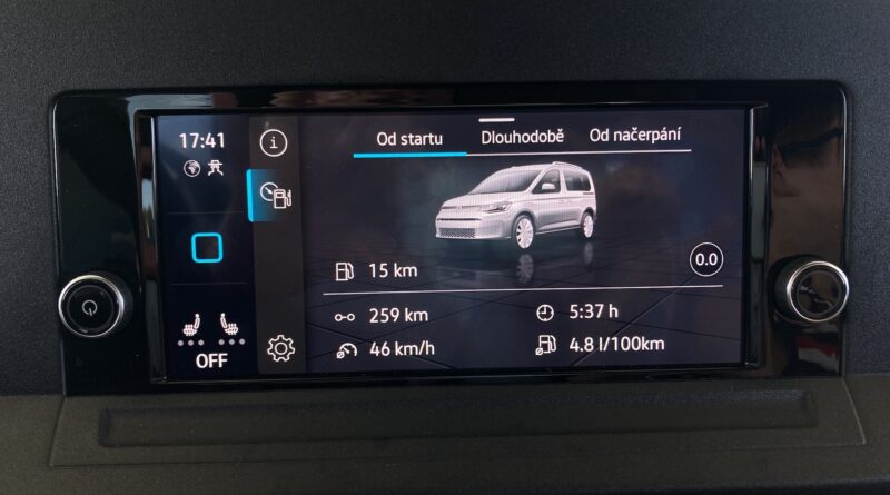 Volkswagen Caddy California, údaje na infotainmentu před tankováním