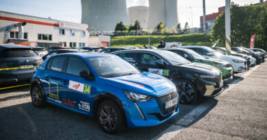 Dobíjení vozů před zahájením loňského ročníku Czech New energies Rallye