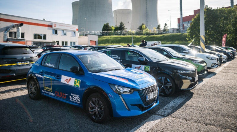 Dobíjení vozů před zahájením loňského ročníku Czech New energies Rallye