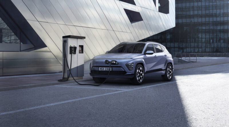 Nová Hyundai Kona Electric u nabíjecí stanice