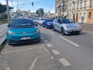 Náhodné srovnání obou generací Volkswagen ID.3 - nová generace je vpravo
