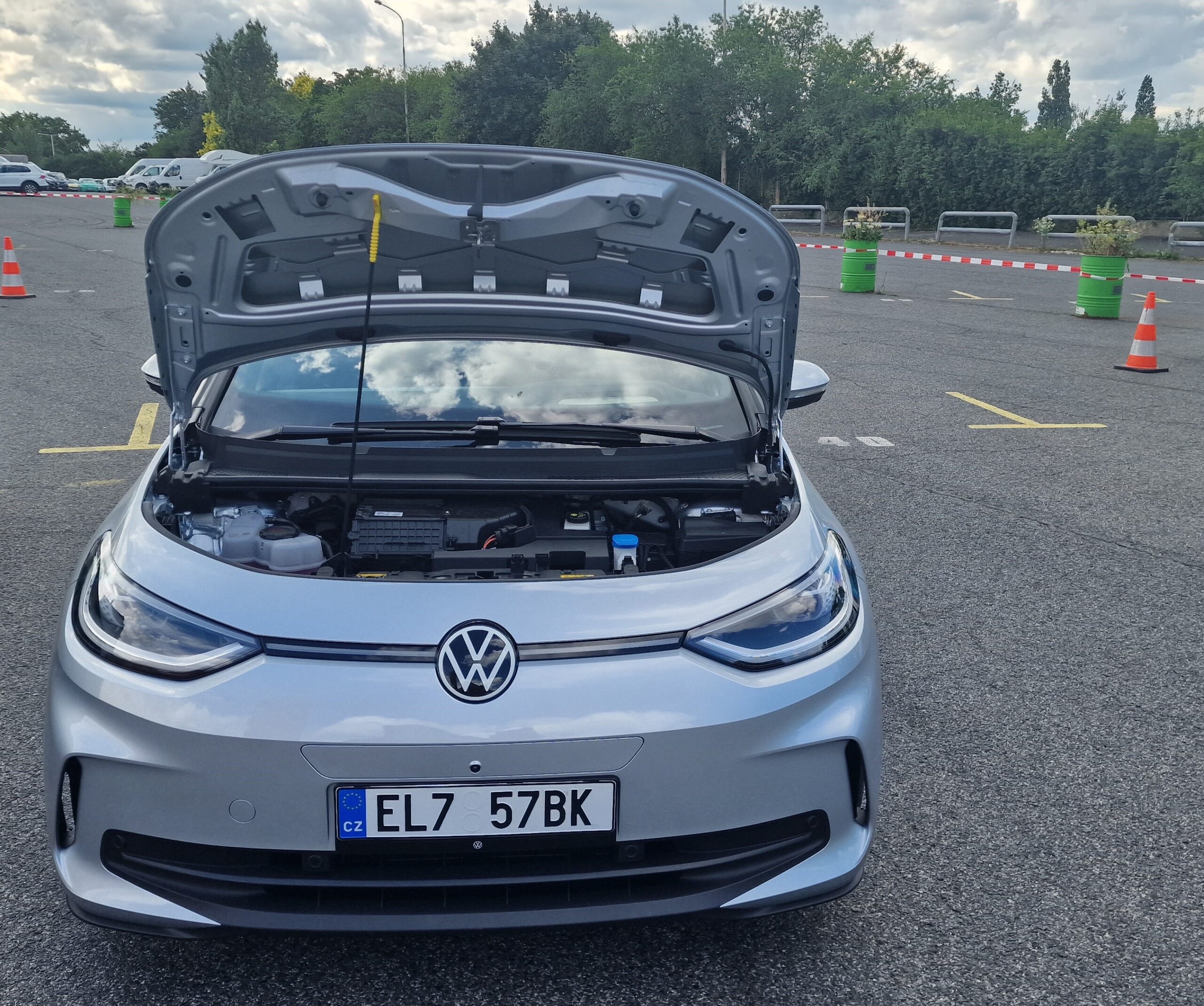 Příď nového Volkswagenu ID.3 s prostorem pod kapotou.