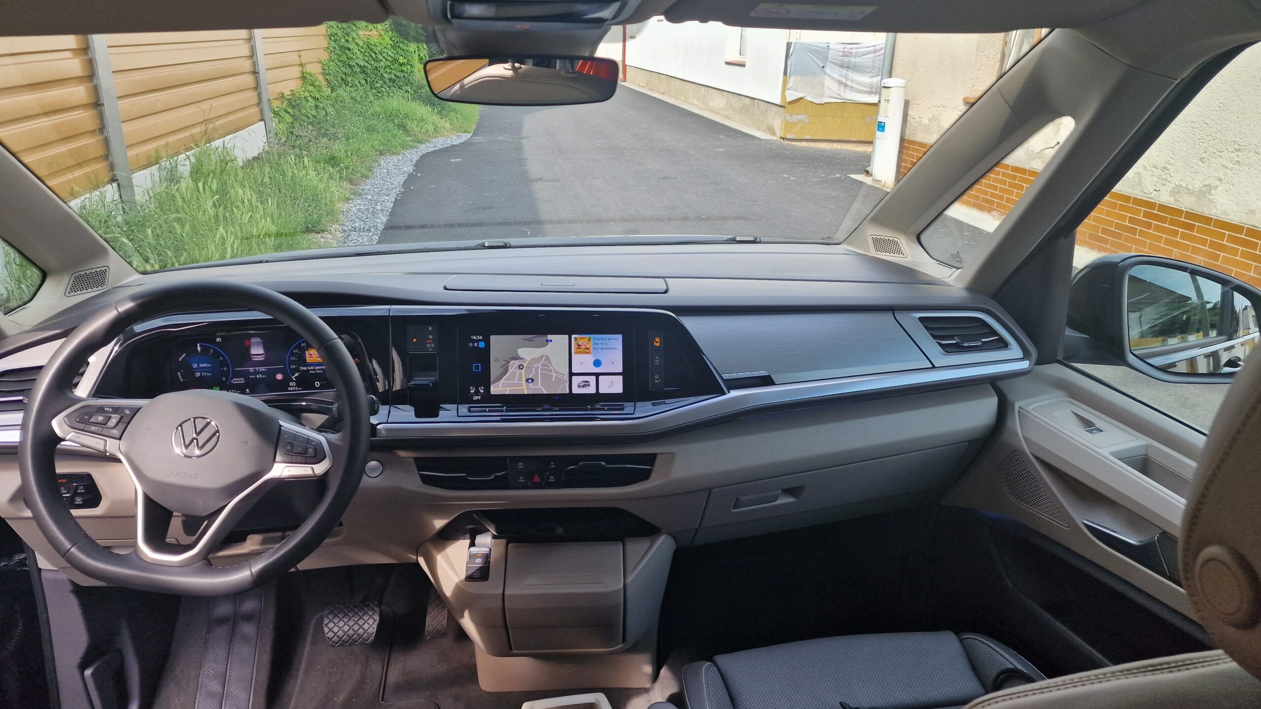 Volkswagen Multivan  eHybrid - Plug-in, interiér, řidič a spolujezdec