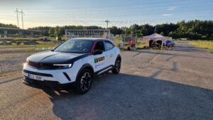 Opel Mokka-e v cíli po jízdě na okruhu Sosnová