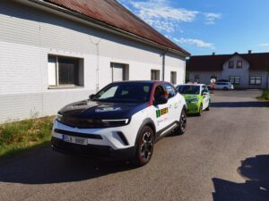 Opel Mokka-e čekající na start zkoušky pravidelnosti.