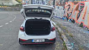 Hyundai i30 N Drive-N zavazadlový prostor a torzní tyč