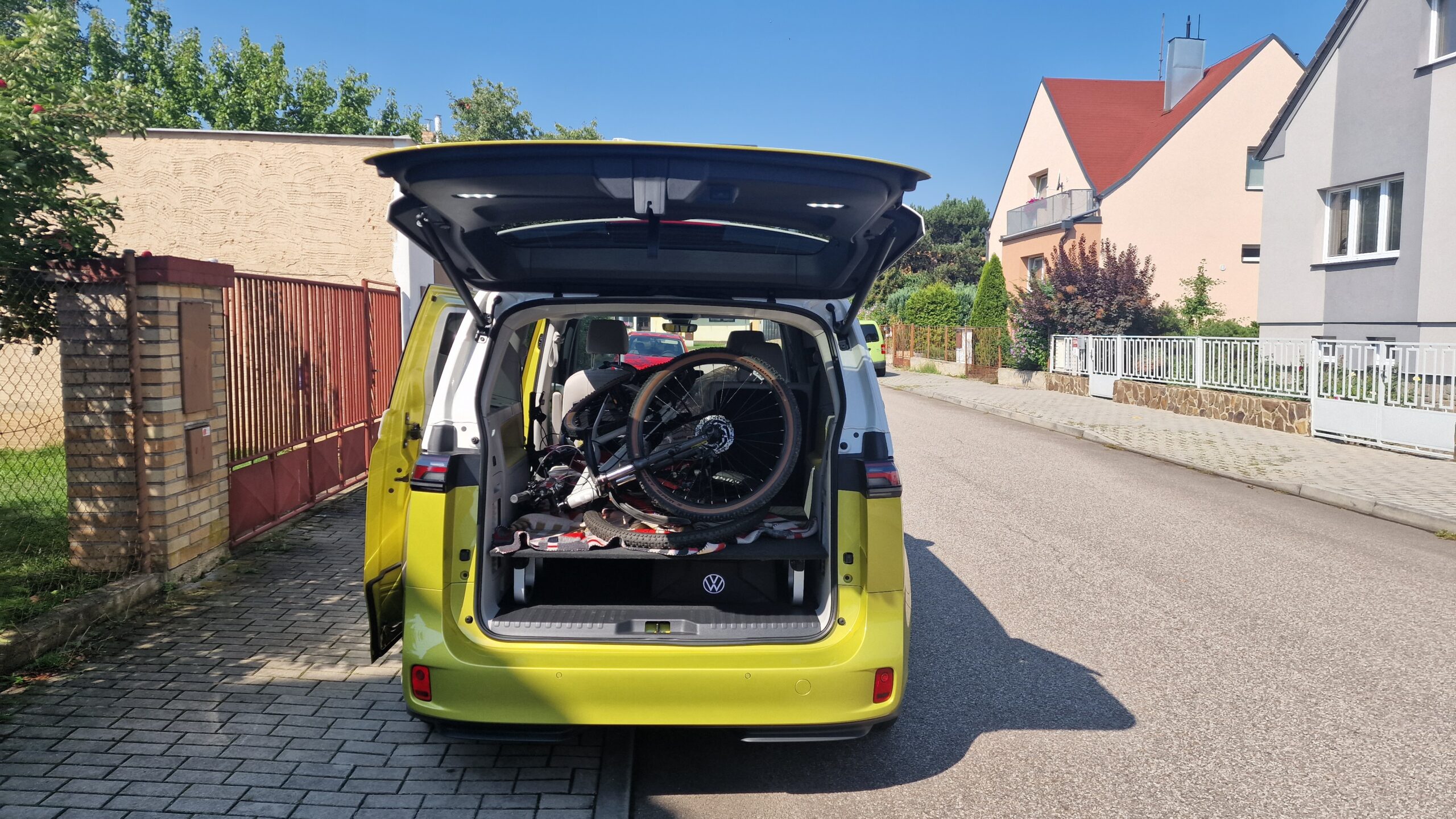 Volkswagen ID.Buzz zavazadlový prostor a dvě kola.