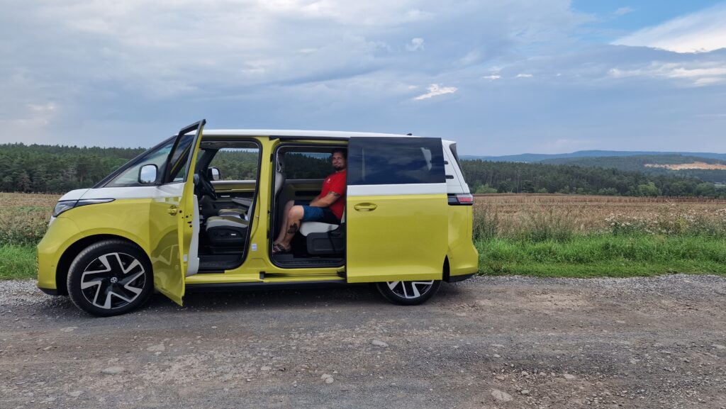 Volkswagen ID.Buzz posez na zadních sedadlech. Model: Josef Hubka