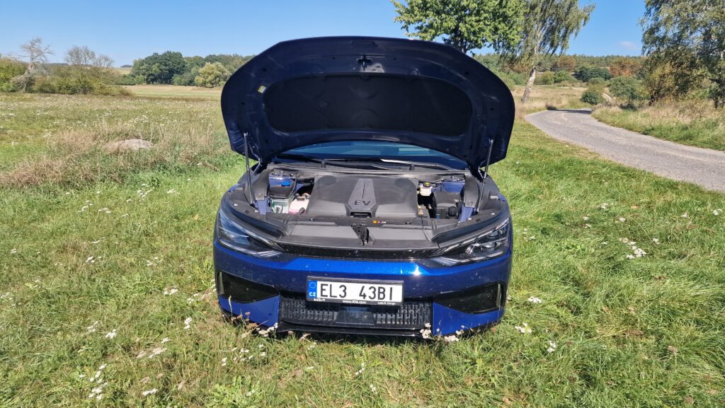 Kia EV6 GT přední frunk najdete pod plastovým krytem