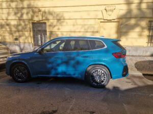 BMW iX1 xDrive30 - boční pohled