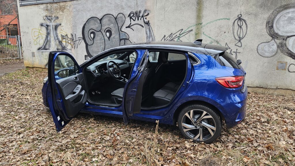 Mitsubishi Colt - boční pohled a otevřené dveře