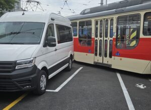 Volkswagen Crafter Kombi - srovnání výšky s tramvají
