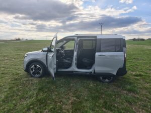 Ford Tourneo Courier Active - nástup a místo ve voze