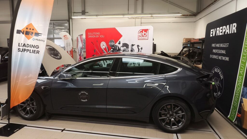 Tesla opravená díky EV Repair Garage