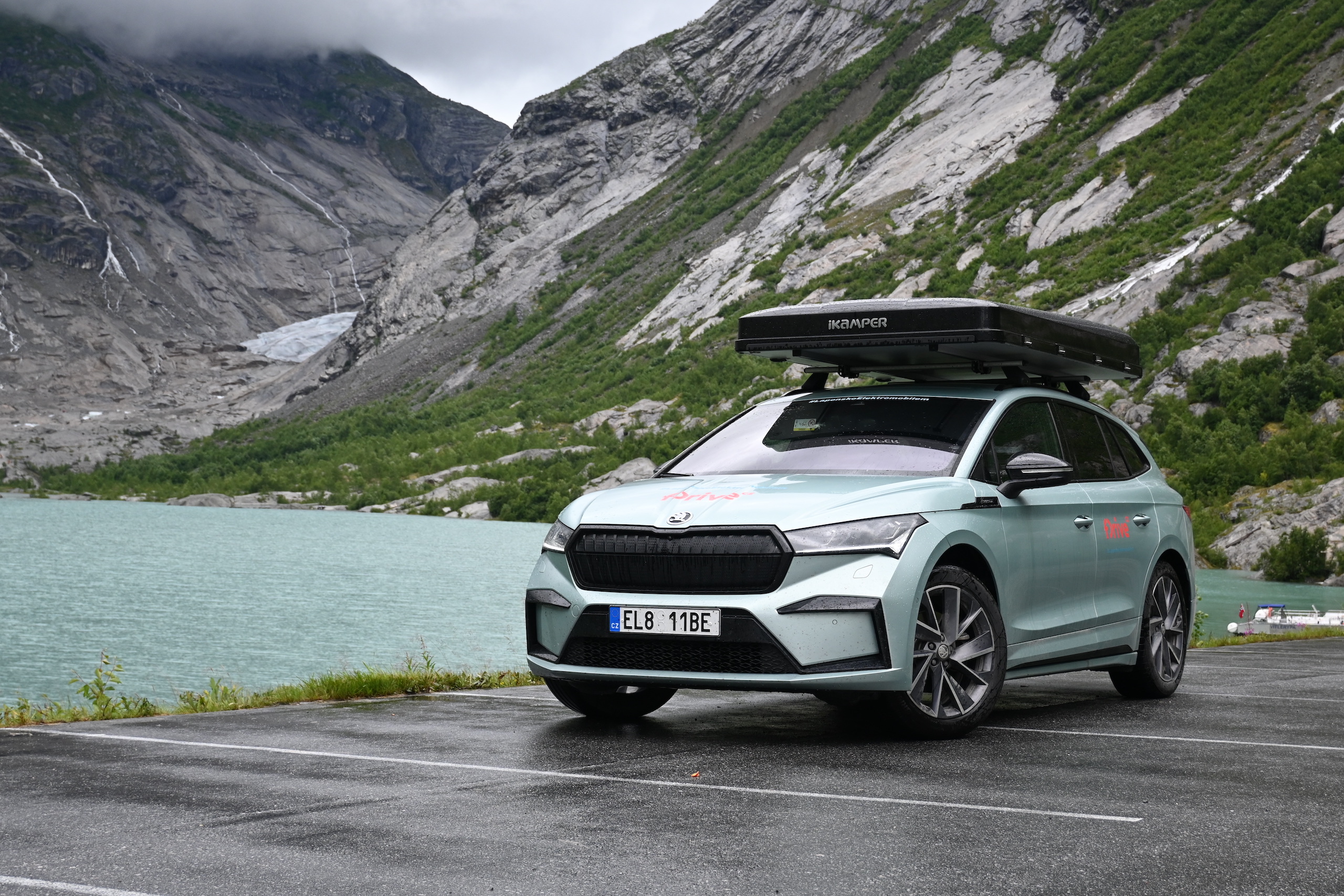 Škoda Enyq se střešním stanem iKamper Skycamp 4X 3.0