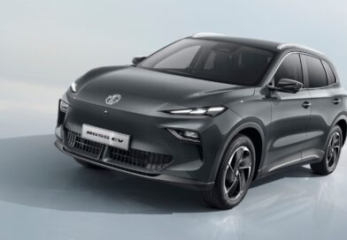 Ceny Renaultu 4 a Audi Q5 PHEV, Suzuki SUV s automatem, Peugeot slevy atd. I Novinky