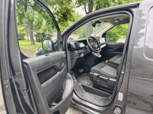 Opel Vivaro E - interiér