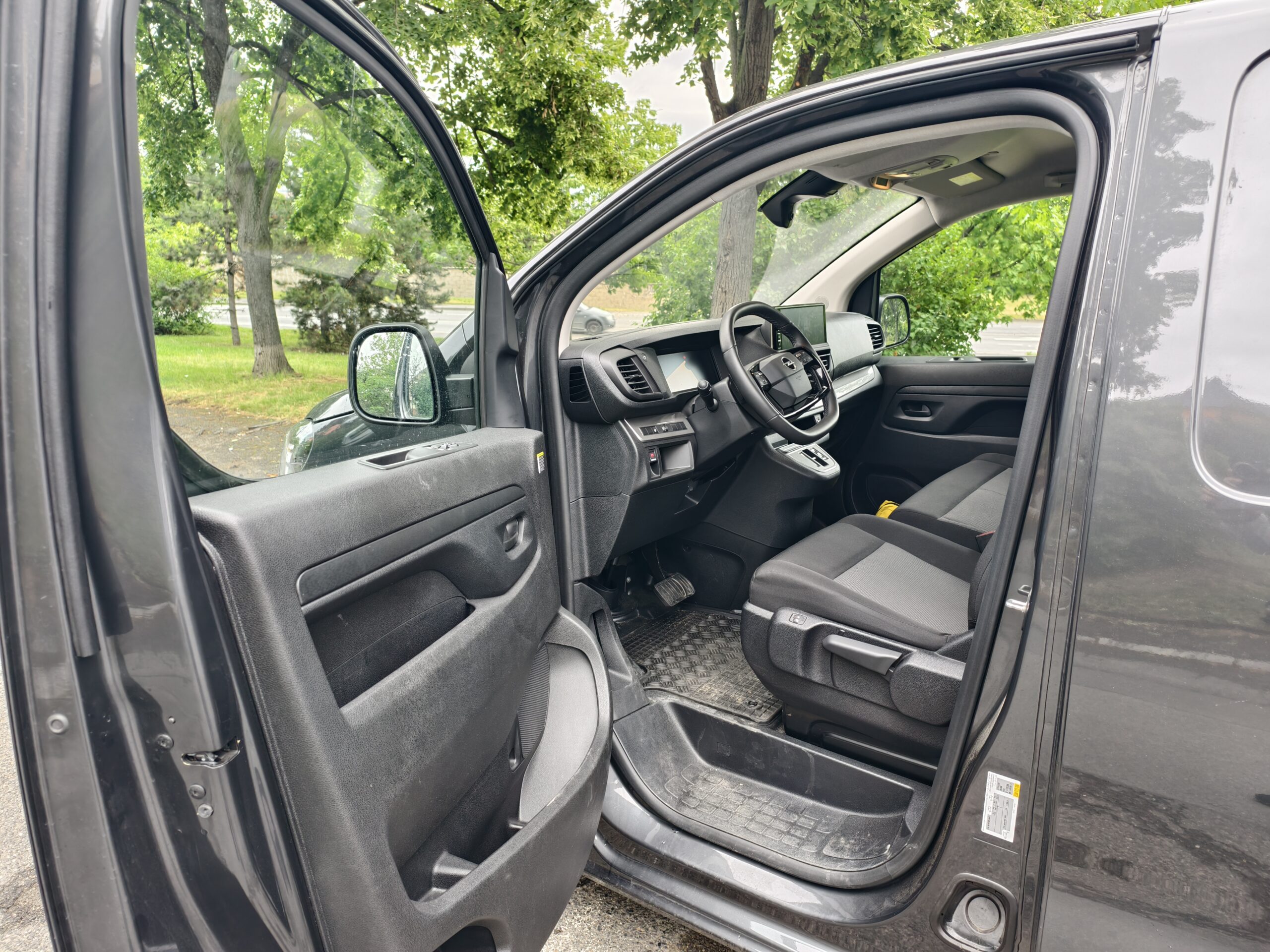 Opel Vivaro E - interiér