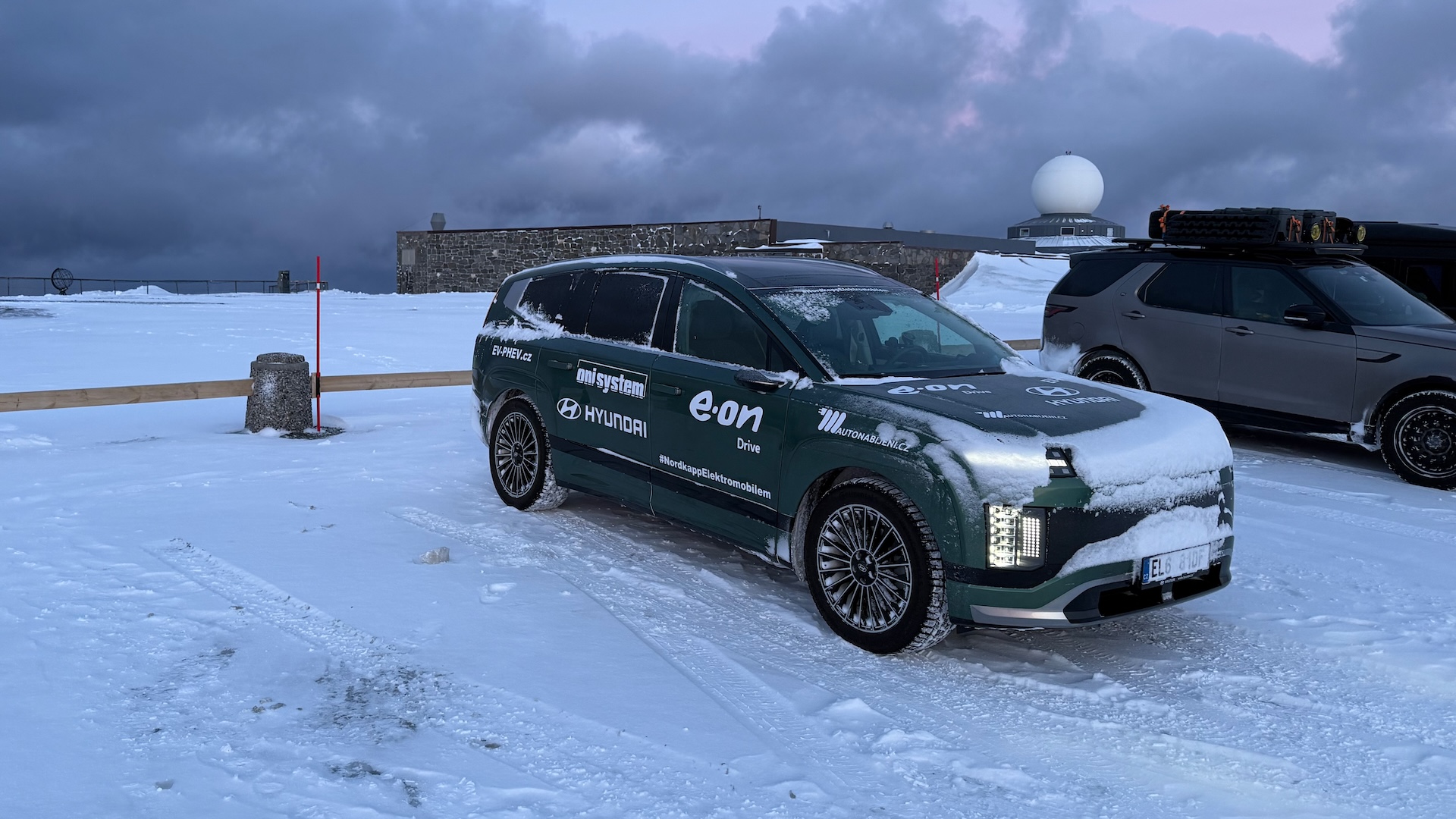 Nordkapp elektromobilem: Hyundai Ioniq 9 na Nordkappu