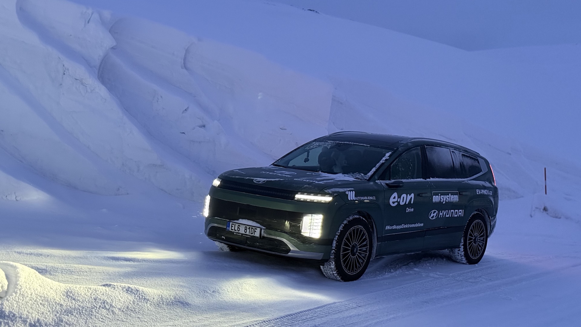Nordkapp elektromobilem: Hyundai Ioniq 9 u závějí na posledním úseku před Nordkappem
