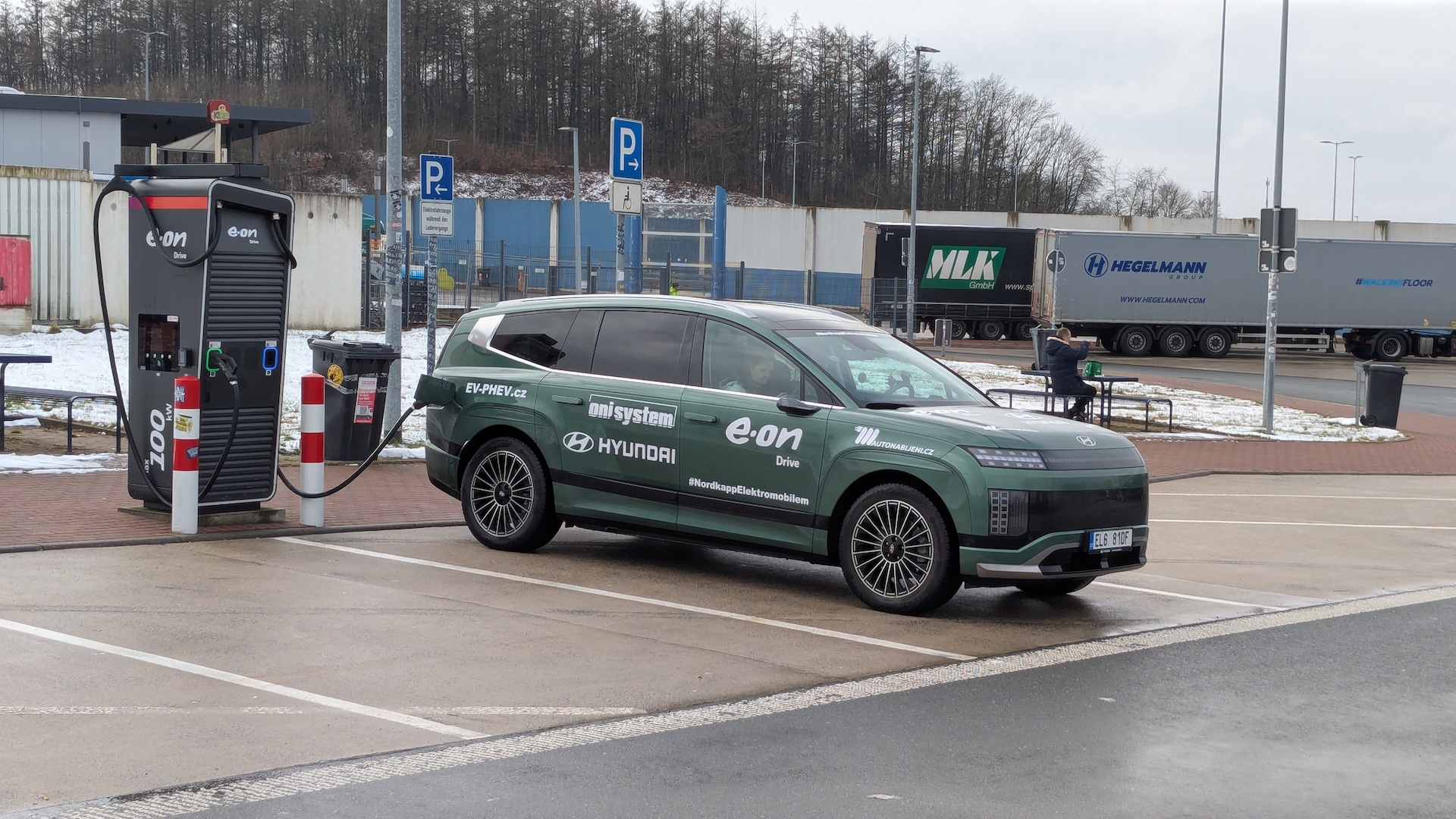 Nordkapp elektromobilem: Hyundai Ioniq 9 u nabíjecí stanice E.ON Drive