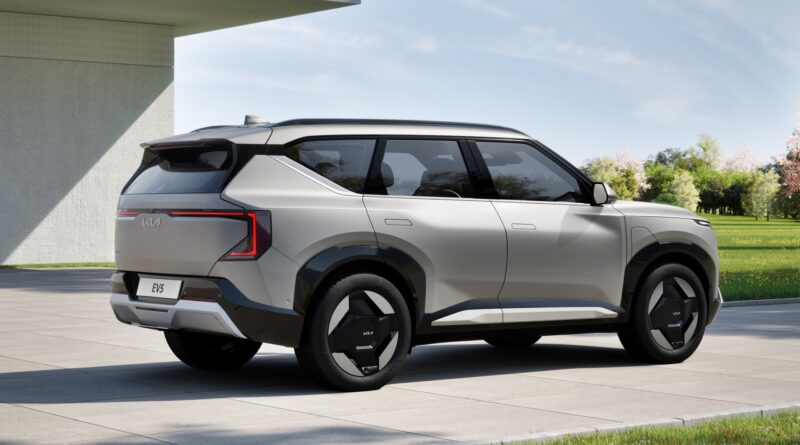 Kia EV5 4×4, RAV4 PHEV, akce KGM, Toyota, Opel atd. I Novinky