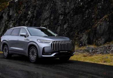 Ceny Audi Q9 & Jaecoo 8, nový Dacia hybrid 4×4 atd. I Novinky