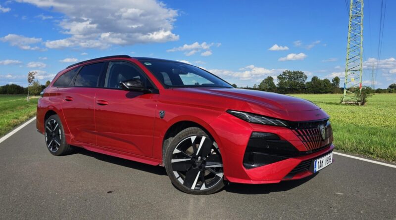 Test Peugeot 308 SW Hybrid 145: Styl a praktičnost v jednom