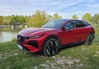 Test Peugeot 408 plug-in hybrid 240: Stylově s kabelem i hadicí