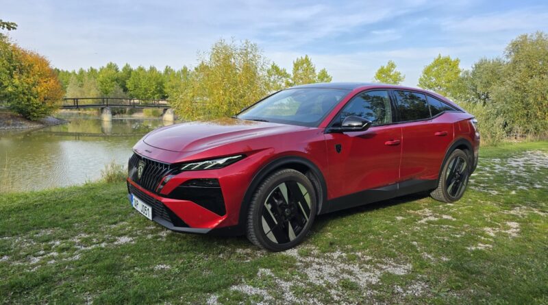 Test Peugeot 408 plug-in hybrid 240: Stylově s kabelem i hadicí