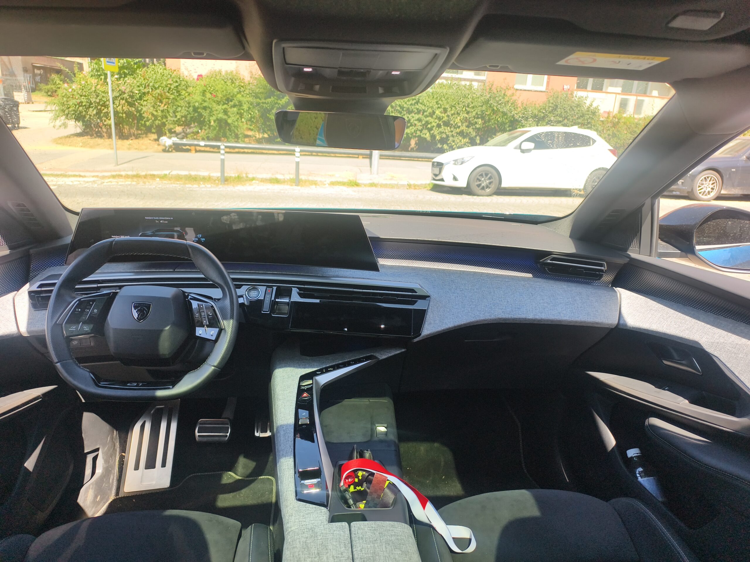 Peugeot E-5008 interiér